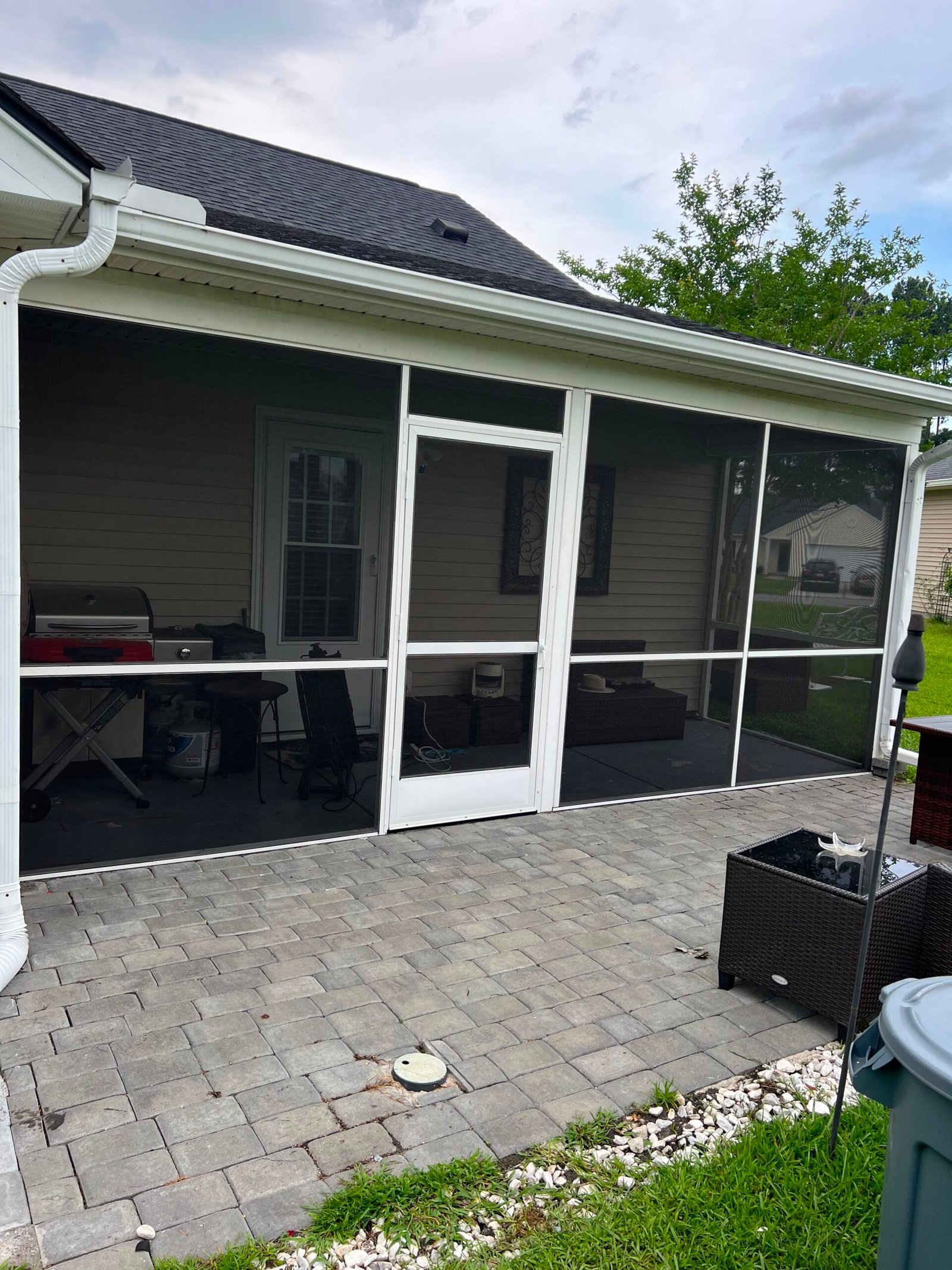 Screened Patio Construction by Oliver Construcción